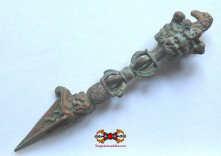 Petite dague rituelle Tibétaine Phurba en cuivre ancienne. La Magie du Bouddha.