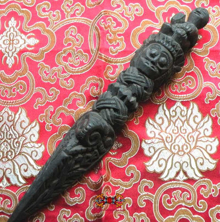 Grande dague rituelle Tibétaine Phurba en bois sculpté - Style Tamang. La Magie du Bouddha.