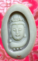 Pendentif en pierre fluorescente Ye Ming Zhu - Visage de la protectrice Guan Yin.