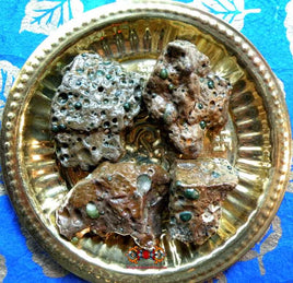 Pierres reliques Thai Hin Phratat Kiew. La Magie du Bouddha.