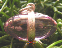 Pendentif Lingam en cristal des Nâgas de couleur rose.