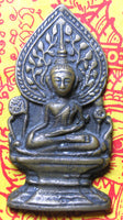 Plaque votive en bronze du Bouddha sous un arbre.