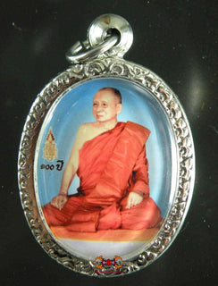 Amulette Thai Roop Lor et reliques de Sa Sainteté Somdej Phra Sangharaj. La Magie du Bouddha.
