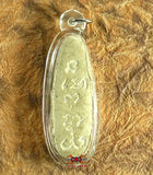 Amulette dorée du Bouddha debout