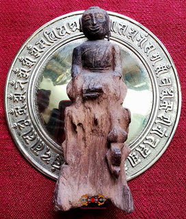 Statue ancienne du Bouddha en bois - style primitif. La Magie du Bouddha.