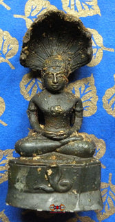 Statue bénie du Bouddha sous le Roi des Nâgas - Wat Kruha Suwan. magiedubouddha