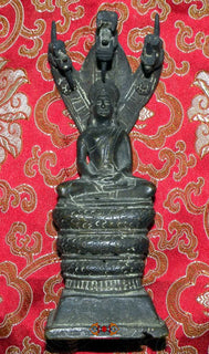 Belle statue ancienne du Bouddha sous le Roi des Nâgas. magiedubouddha