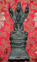 Belle statue ancienne du Bouddha sous le Roi des Nâgas.