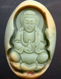 Pendentif en pierre sacrée fluorescente Ye Ming Zhu - Guan Yin. La Magie du Bouddha.