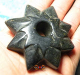 Amulette en pierre noire magnétique.
