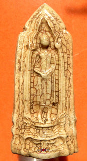 Tablette votive en céramique du Bouddha debout Phra Tawai Neth (Bouddha du dimanche). La Magie du Bouddha.
