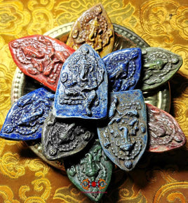 Tablettes votives en céramique colorée de Ganesh. La Magie du Bouddha.