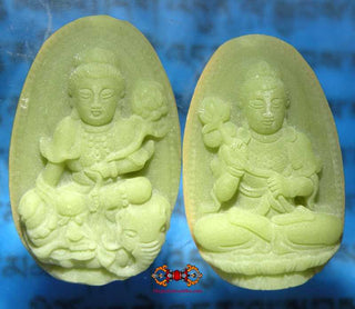 Pendentif de Tara (Guan Yin) en pierre fluorescente Ye Ming Zhu - Hin Ruang Sen. magiedubouddha