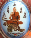 Amulette portrait du Très Vénérable LP Pern sur un tigre.