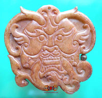 Grand pendentif Chinois en jadéite - Visage de dragon.