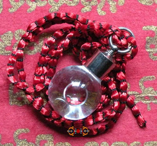 Pendentif sacré contenant de l'eau bénie Nam Mön des 108 temples - Wat Hong Rathanaram La Magie du Bouddha.