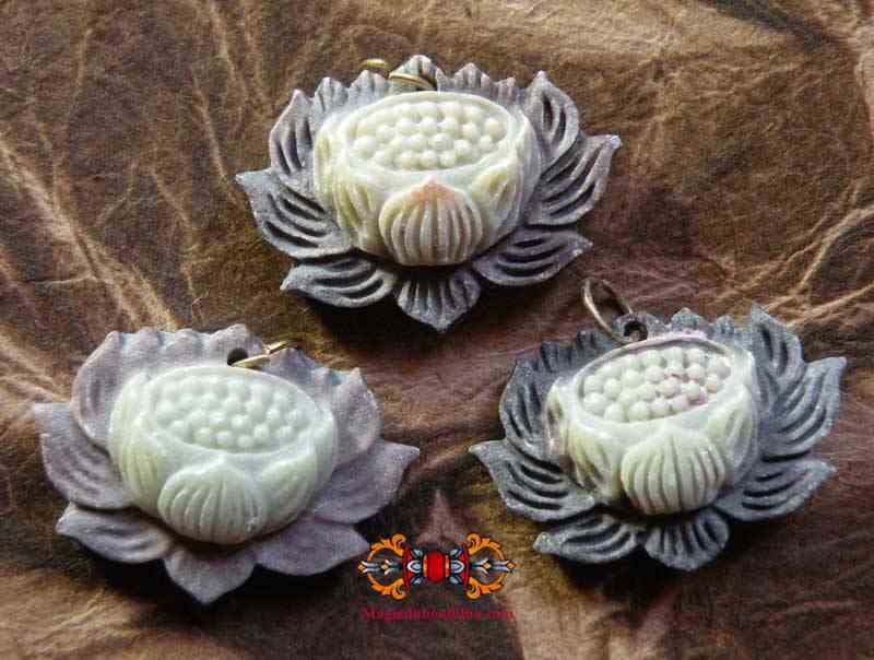 Pendentif lotus en pierre (de Mongolie)