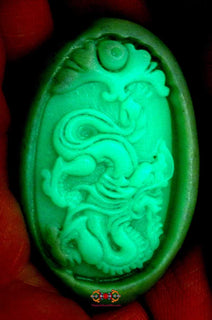 Pendentif galet en pierre sacrée Chinoise fluorescente Ye Ming Zhu - Dragon. La Magie du Bouddha.