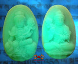 Pendentif de Tara (Guan Yin) en pierre fluorescente Ye Ming Zhu - Hin Ruang Sen.
