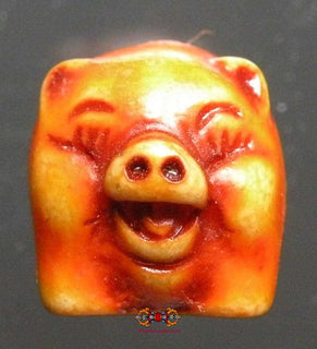 Amulette Thai cochon Moo Mee Kwamsuk (pour la fortune et la joie de vivre) - Très Vénérable LP Lum. La Magie du Bouddha.