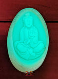 Bouddha au lotus taillé dans un galet en pierre sacrée Chinoise fluorescente Ye Ming Zhu.